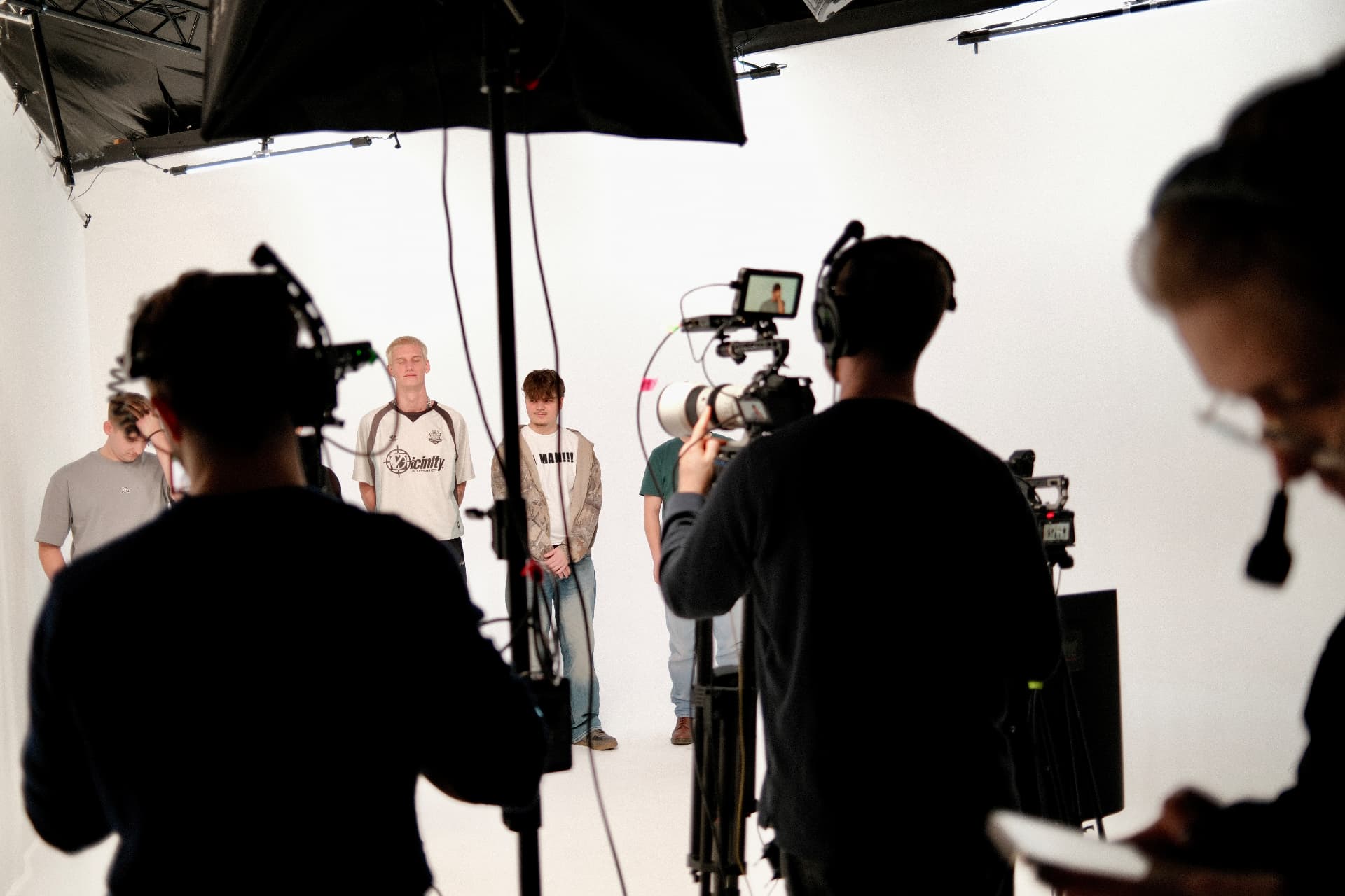 Kamerateam dreht in einer weißen Studio-Hohlkehle bei Black Bird